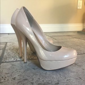 2/$25💙Nude heels (US6.5)